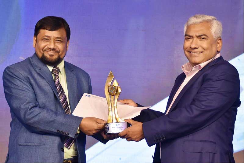 এফবিসিসিআই সভাপতি মোঃ জসিম উদ্দিন থেকে শ্রেষ্ঠ সিইও হিসেবে অ্যাওয়ার্ড গ্রহণ করেন সিইও মোঃ কাজিম উদ্দিন